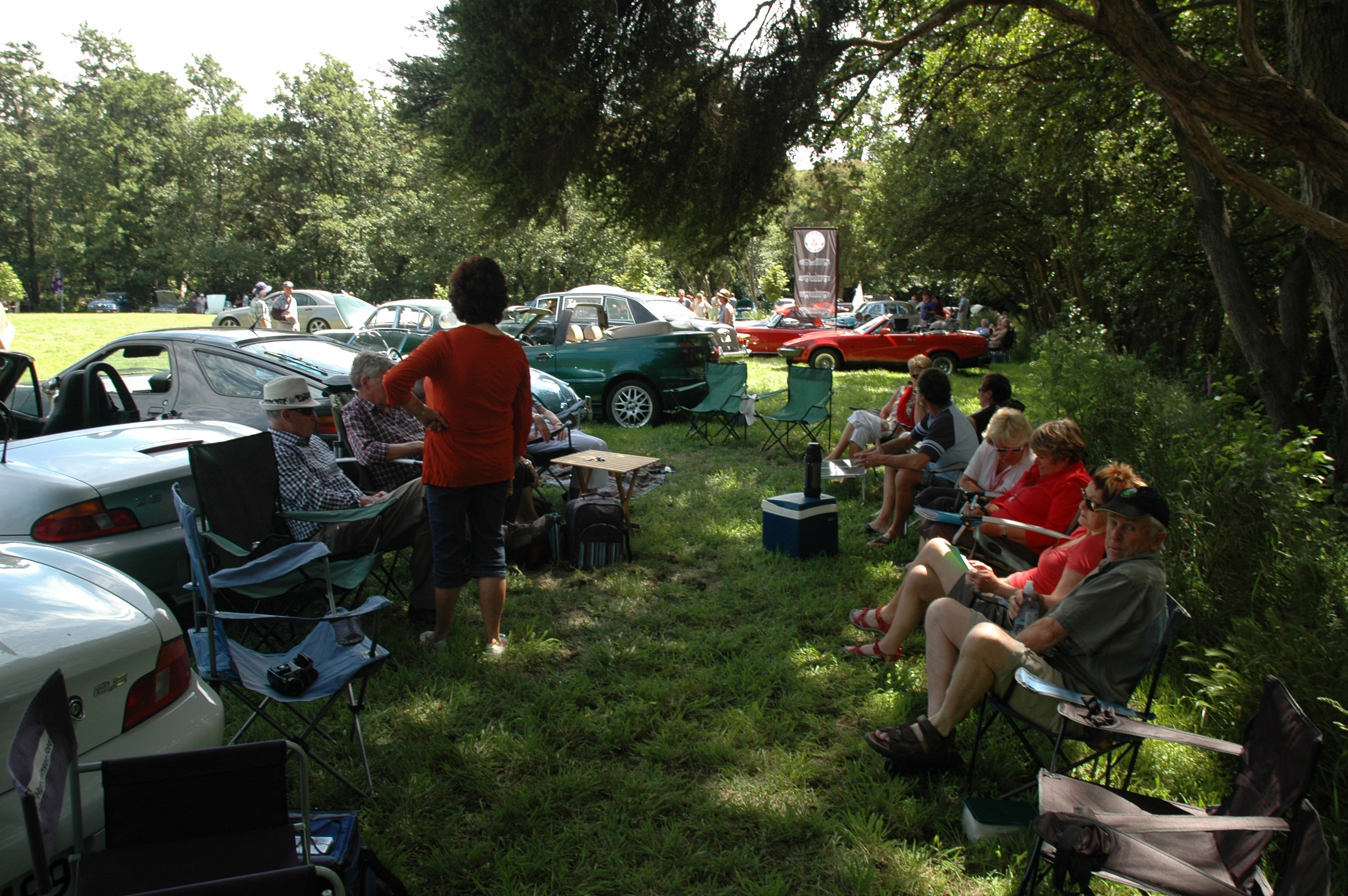 Christmas Picnicing in the shade